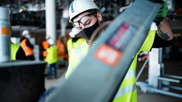 Einer von rund 600 Arbeitern. Einer von rund 600 Arbeitern.