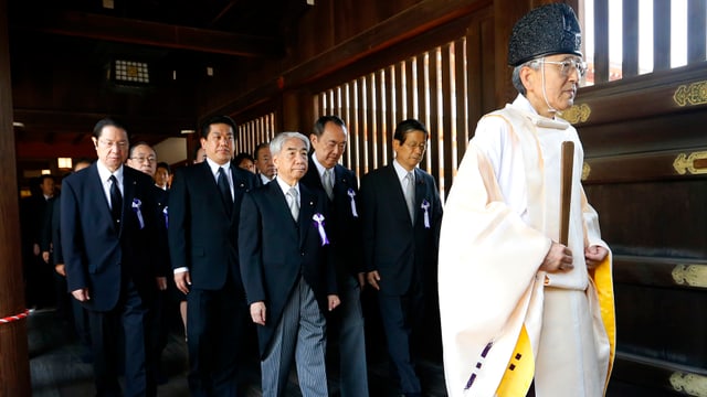 Japanische Minister folgen einem Shinto-Priester Japanische Minister folgen einem Shinto-Priester