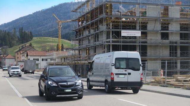 Autos auf einer Hauptstrasse. Autos auf einer Hauptstrasse.