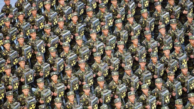 Hunderte Soldaten am Marschieren Hunderte Soldaten am Marschieren