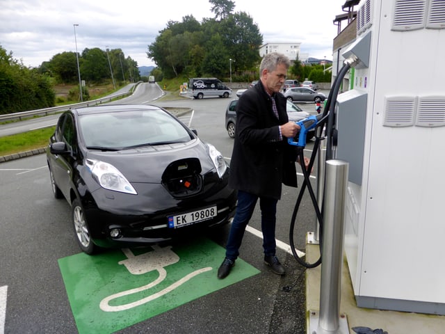 Auch Arne Nordboe aus dem norwegischen Finnoey hat sich von der Elektromobilität überzeugen lassen. Auch Arne Nordboe aus dem norwegischen Finnoey hat sich von der Elektromobilität überzeugen lassen.