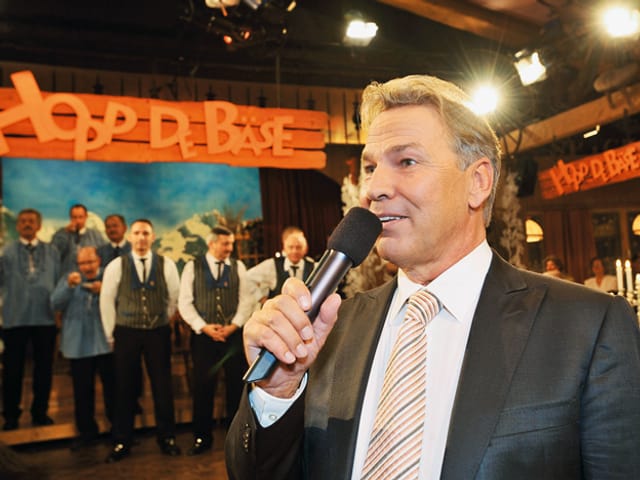 Kurt Zurfluh moderierend. Kurt Zurfluh moderierend.