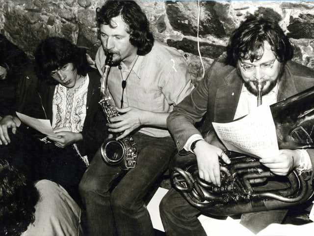 Ein Schwarzweiss-Foto einer Band mit drei Männern. Ein Schwarzweiss-Foto einer Band mit drei Männern.