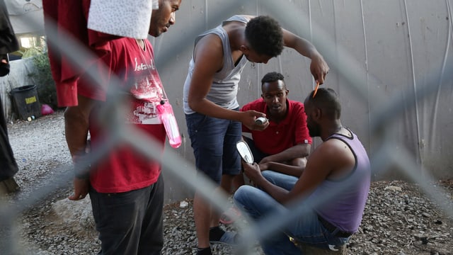 Flüchtlinge schneiden sich die Haare Flüchtlinge schneiden sich die Haare
