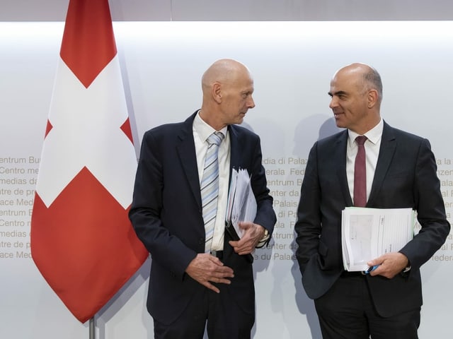 Daniel Koch ed Alain Berset stattan in sper l'auter sper ina bandiera svizra Daniel Koch ed Alain Berset stattan in sper l'auter sper ina bandiera svizra