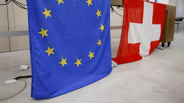 .Flaggen Schweiz EU .Flaggen Schweiz EU