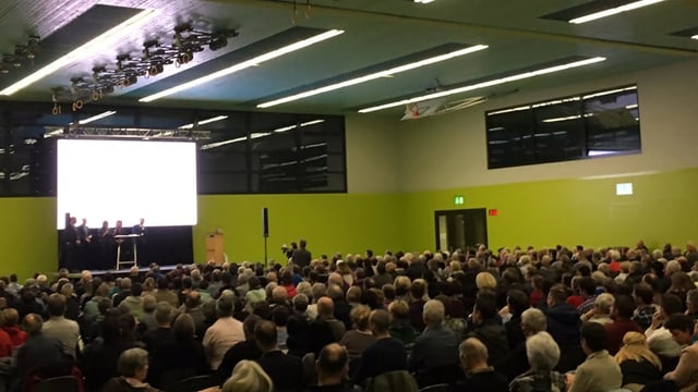Saal mit leuten Saal mit leuten
