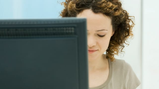 Junge Frau am Computer.
