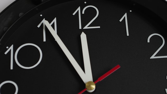 Ein Uhr zeigt 5 vor 12 Uhr an. Ein Uhr zeigt 5 vor 12 Uhr an.