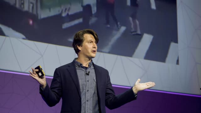 Niantic-Chef John Hanke bei einer Ansprache auf einer Bühne. Niantic-Chef John Hanke bei einer Ansprache auf einer Bühne.