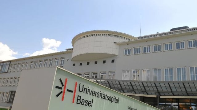 Weisser Spitalbau, im Vordergrund das Logo des Spitals. Weisser Spitalbau, im Vordergrund das Logo des Spitals.