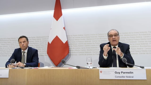 Bundesrat Guy Parmelin und Simon Plüss (Seco) an der Medienkonferenz Bundesrat Guy Parmelin und Simon Plüss (Seco) an der Medienkonferenz