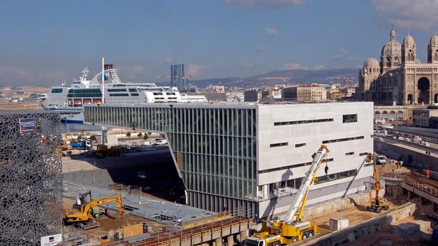 Wie ein Raumschiff am Hafen: dasneue Kulturzentrum «Villa Méditerranée» in Marseille. Wie ein Raumschiff am Hafen: dasneue Kulturzentrum «Villa Méditerranée» in Marseille.