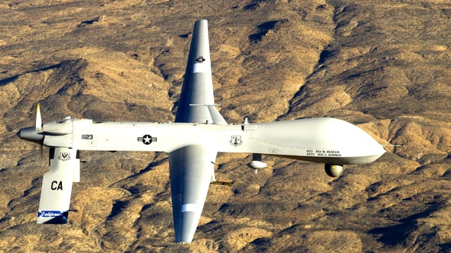 Aufnahme der US-Air-Force-Drohne «MQ-1 Predator» im Flug über einem Wüstengebiet.