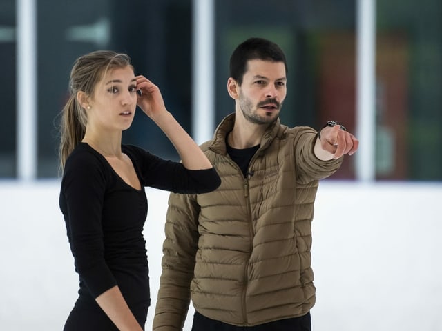 Stéphane Lambiel gibt Alexia Paganini Instruktionen. Stéphane Lambiel gibt Alexia Paganini Instruktionen.