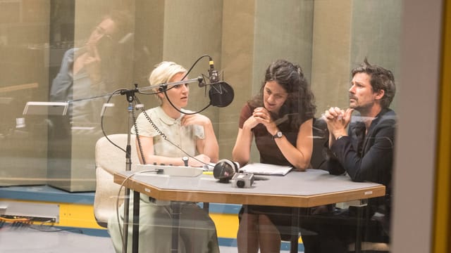 Drei Schauspieler und Schauspielerinnen am Radiomikrophon Drei Schauspieler und Schauspielerinnen am Radiomikrophon