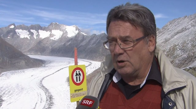 Gemeindepräsident spricht auf dem Gletscher. Gemeindepräsident spricht auf dem Gletscher.