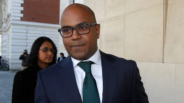 Schwarzer Mann mit Brille Schwarzer Mann mit Brille