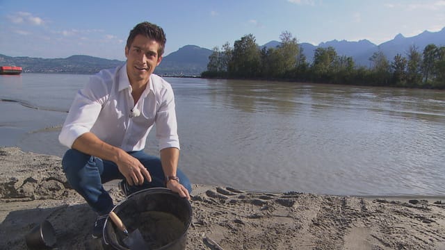 Tobias Müller kniet mit am Strand des Genfersees. Tobias Müller kniet mit am Strand des Genfersees.