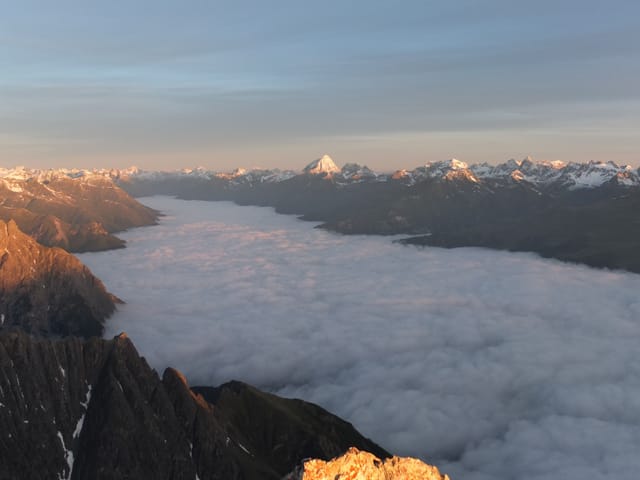 Der Talboden des Unterengadins ist gefüllt mit Nebel. Der Talboden des Unterengadins ist gefüllt mit Nebel.
