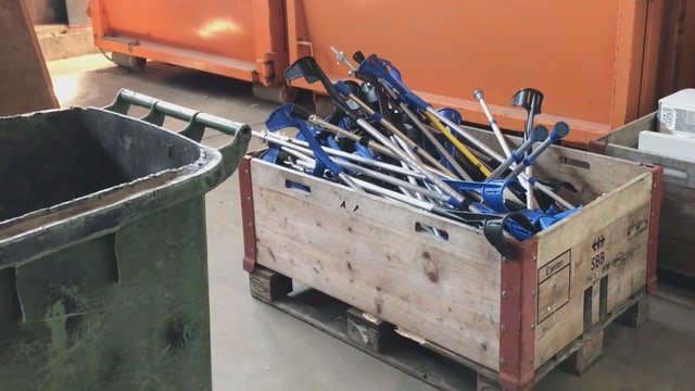 Krücken vor der Mülltonne Krücken vor der Mülltonne