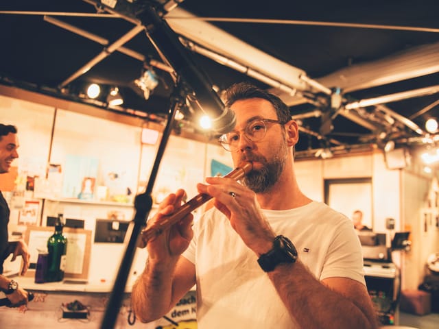 Nik Hartmann am Flötespielen