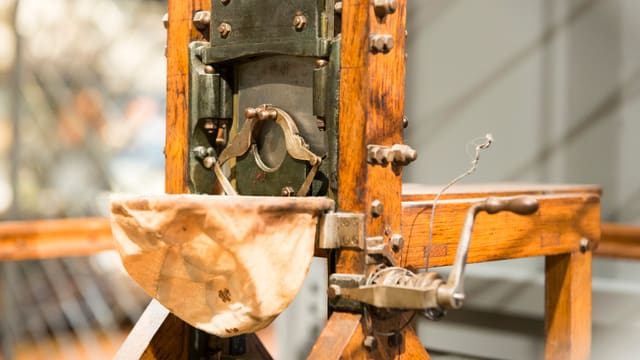 Die rund ein Meter hohe Kopie einer original-verwendeten Guillotine, ausgestellt im Historischen Museum in Luzern. Die rund ein Meter hohe Kopie einer original-verwendeten Guillotine, ausgestellt im Historischen Museum in Luzern.