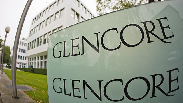 Schriftzug Glencore vor Gebäude. Schriftzug Glencore vor Gebäude.