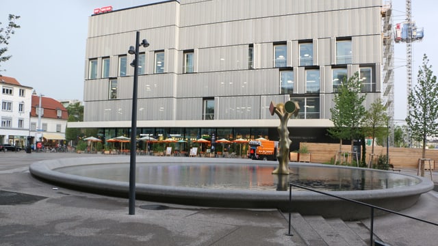 Meret-Oppenheim-Platz. Meret-Oppenheim-Platz.