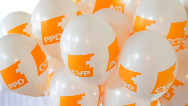 Ballone mit dem orangen CVP-Logo. Ballone mit dem orangen CVP-Logo.