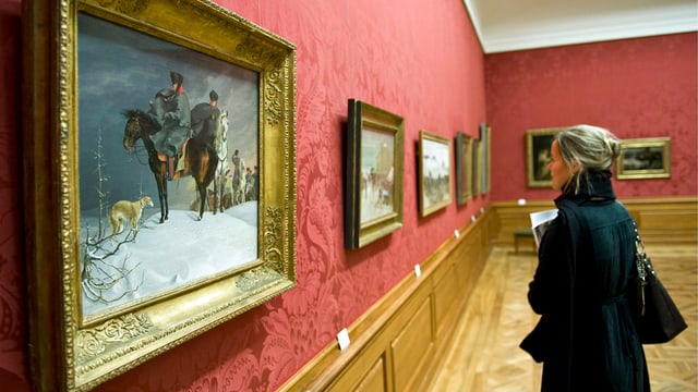 Eine Besucherin betrachtet ein Gemälde der Sammlung Oskar Reinhart in Winterthur.