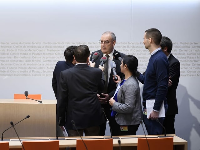 CF Guy Parmelin dat pled e fatg als schurnalists da la Chasa federala. CF Guy Parmelin dat pled e fatg als schurnalists da la Chasa federala.
