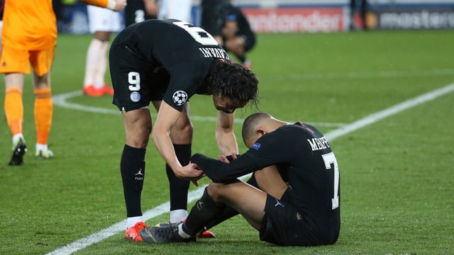 Edinson Cavani muss Kylian Mbappé trösten. Edinson Cavani muss Kylian Mbappé trösten.