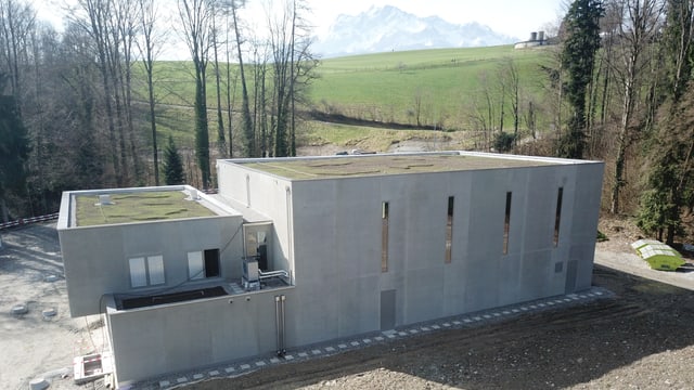 Ein moderner, schmuckloser Betonbau am Waldrand. Ein moderner, schmuckloser Betonbau am Waldrand.