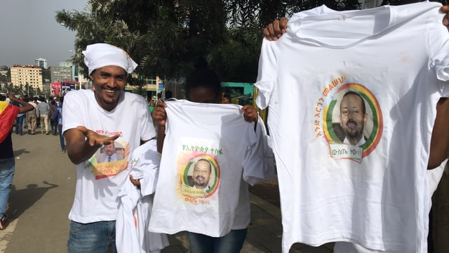 Männer halten weisse T-Shirts in die Luft. Männer halten weisse T-Shirts in die Luft.