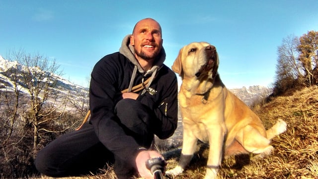 Marco Büchel mit seinem Labrador Jesper. Marco Büchel mit seinem Labrador Jesper.