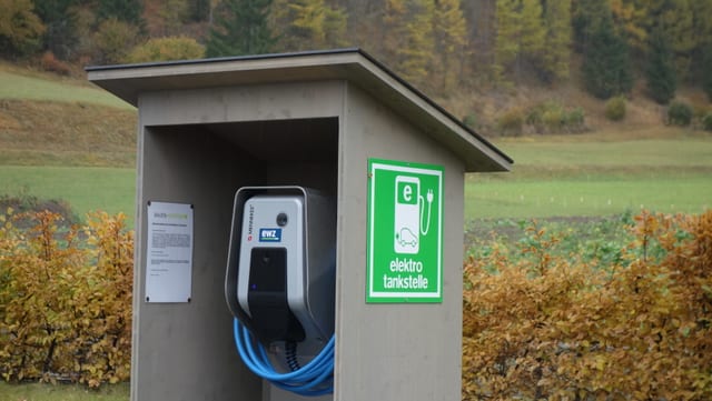 Quest tancadi per autos electrics a Savognin è vegnì fatg en collavuraziun cun la citad d'energia. Quest tancadi per autos electrics a Savognin è vegnì fatg en collavuraziun cun la citad d'energia.