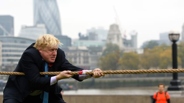 Johnson zieht an einem Seil. Johnson zieht an einem Seil.