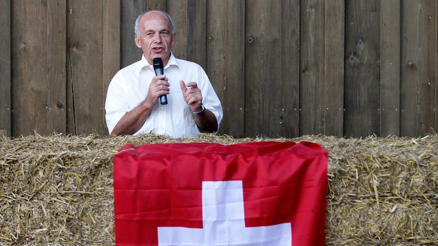 Ueli Maurer spricht in ein Mikrofon. Ueli Maurer spricht in ein Mikrofon.