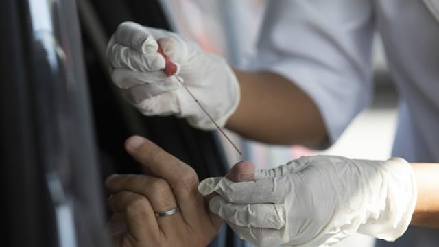 Ein Autofahrer wird in Brasilien getestet.