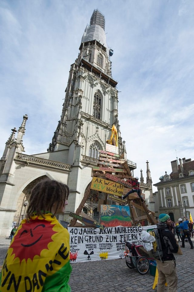 Holzturm mit Transparenten vor dem Berner Münster. Holzturm mit Transparenten vor dem Berner Münster.