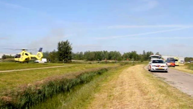 Ein Helikopter und mehrere Polizei- und Militärfahrzeuge am Ort des Unglücks nahe dem niederländischen Leeuwarden. Ein Helikopter und mehrere Polizei- und Militärfahrzeuge am Ort des Unglücks nahe dem niederländischen Leeuwarden.