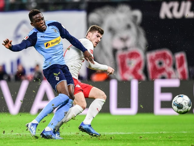 Denis Zakaria im Duell mit Leipzigs Stürmer Timo Werner. Denis Zakaria im Duell mit Leipzigs Stürmer Timo Werner.
