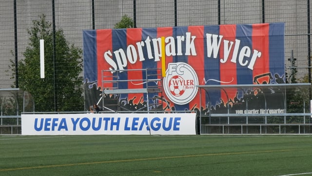 Blick auf die Werbebanden und die Spielerbänke Blick auf die Werbebanden und die Spielerbänke