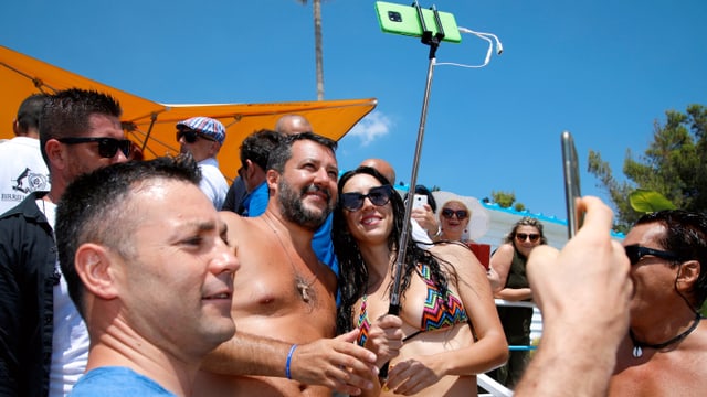Matteo Salvini posiert mit Anhängern am Strand für ein Selfie. Matteo Salvini posiert mit Anhängern am Strand für ein Selfie.