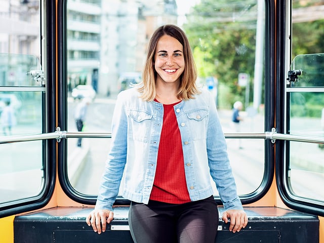 Veronika Jehle steht in einer Strassenbahn. Veronika Jehle steht in einer Strassenbahn.
