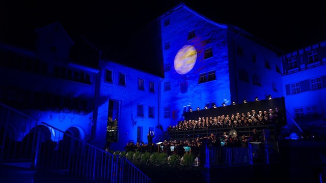 Blau beleuchteter Hof Wil mit Bühne Blau beleuchteter Hof Wil mit Bühne