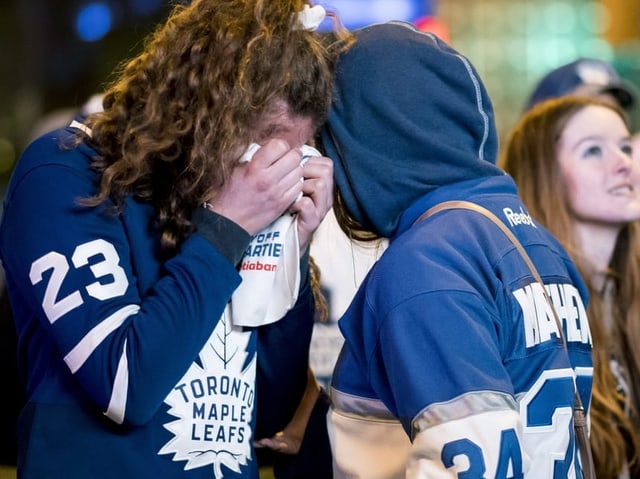 Anhänger der Maple Leafs weinen nach dem Aus gegen Boston. Anhänger der Maple Leafs weinen nach dem Aus gegen Boston.