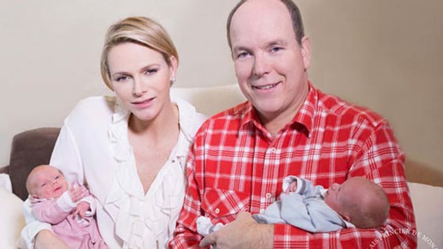 Charlène und Fürst Albert je mit einem Baby im Arm. Charlène und Fürst Albert je mit einem Baby im Arm.