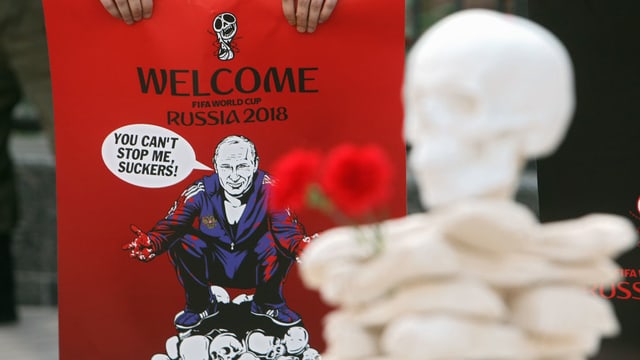 Plakat, mit dem gegen die Haft von Sentzow und die FIFA protestiert wird Plakat, mit dem gegen die Haft von Sentzow und die FIFA protestiert wird